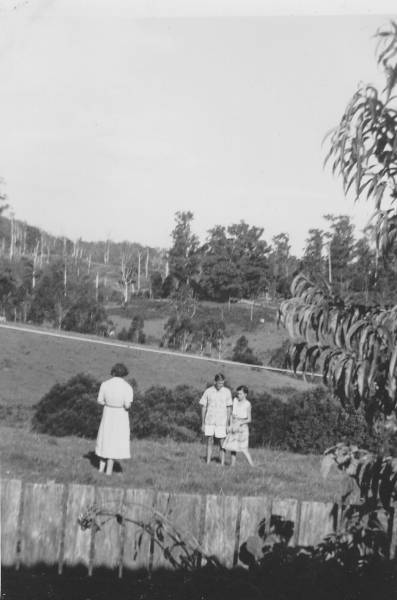 mum_dad_and_helen_on_farm.jpg mum_dad_and_helen_on_farm.jpg
