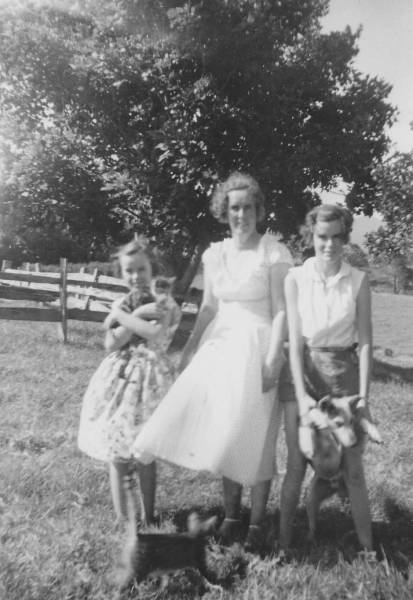 me_mum_and_helen_1959.jpg me_mum_and_helen_1959.jpg