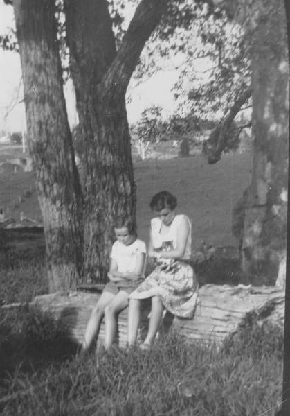 judy_and_helen_xmas_1959.jpg judy_and_helen_xmas_1959.jpg