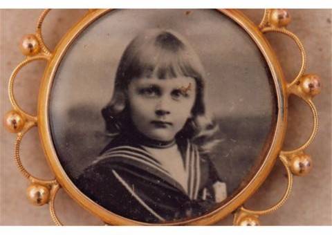 locket_unident_therese_mp.jpg locket_unident_therese_mp.jpg